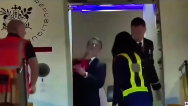 Fransa Cumhurbaşkanı Macron, eşinden tokat mı yedi? Dünya bu görüntüleri konuşuyor
