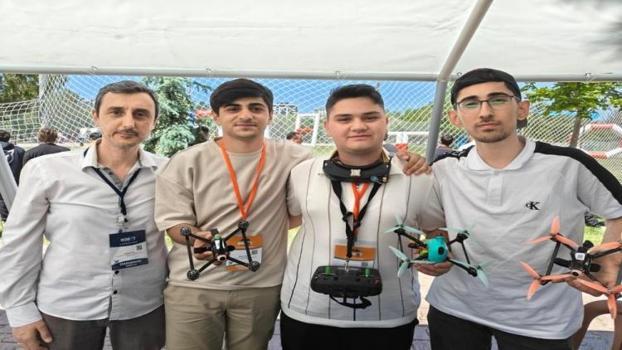 Robot yarışmasında en çok izlenen o oldu! Kayseri'de öğrenciler yerli yazılımlı İHA üretti