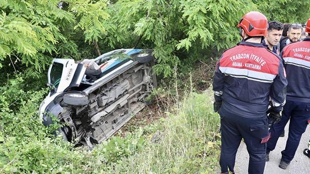 Trabzon'da park halindeki minibüs kayarak şarampole devrildi 5 kişi yaralandı