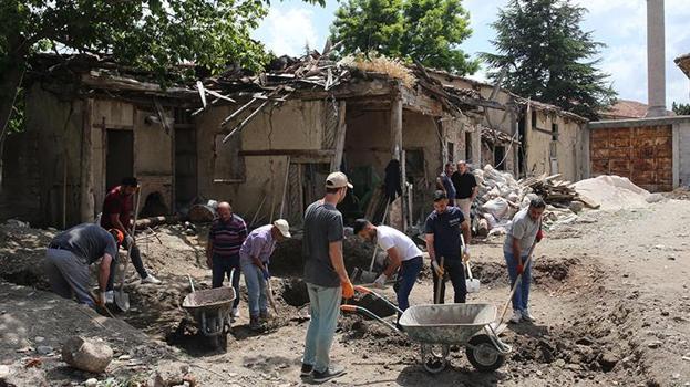 Caminin arkasında kazarken buldu! Bakanlık devreye girdi: Böylesi görülmedi, çok ender çıkıyor