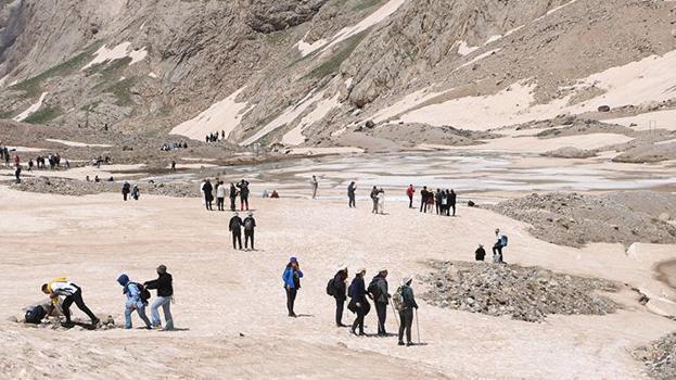 PKK silah bıraktı, Cilo-Sat Dağları'ndaki 20 bin yıllık buzullar ziyaretçi akınına uğradı!
