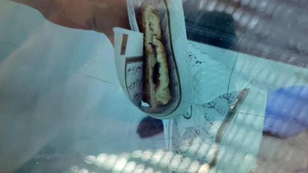 Tost ekmeğini Kuran-ı Kerim sayfalarına sardı! Gaziantep'te skandal olay!