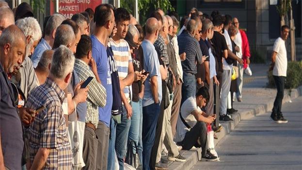 İzmir’de 23 bin işçi greve çıktı; otobüs duraklarında yoğunluk oluştu