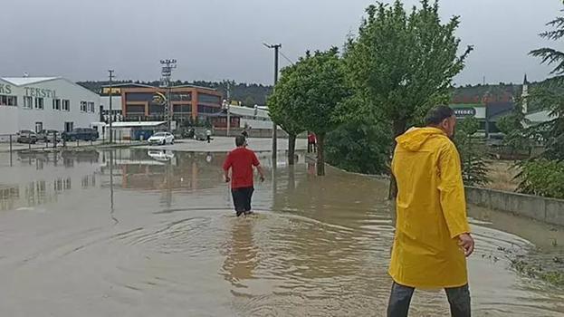 Kastamonu'yu sağanak vurdu: Sanayi bölgesinde üretim durduruldu