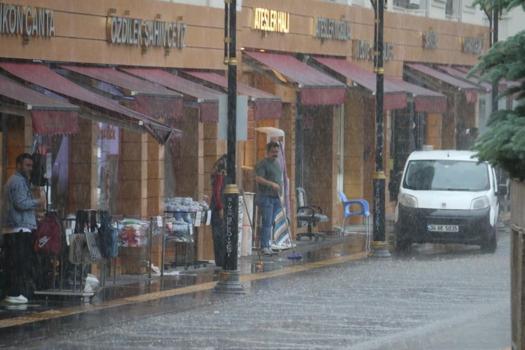 Tüm Türkiye sele teslim: Sağanak yağış hayatı felç etti, cadde ve sokaklar nehre döndü! Meteoroloji'den hafta sonuna kuvvetli yağış uyarısı