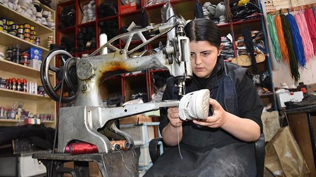 Unutulmaya yüz tutmuş mesleğe umut oldu: Ayakkabı tamirciliğinde tek kadın çırağı Esra ustalara taş çıkarıyor
