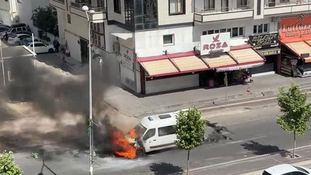 Diyarbakır'da yolcu minibüsü alev alev yandı!