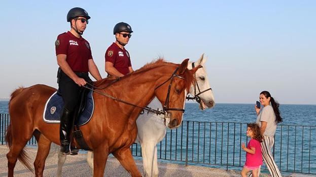 Antalya'da atlı polis timleri görevde! Turistlerden yoğun ilgi var