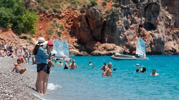Güneşi gören Antalyalılar Konyaaltı Sahili'ni doldurdu