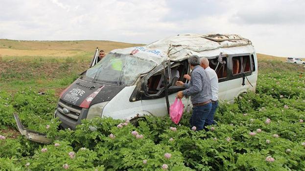 Amasya’da yolcu minibüsü takla attı! Ölü ve yaralılar var
