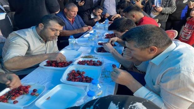 2,5 kilo kirazı 10 dakikada yedi! Festivalde altın kazandı