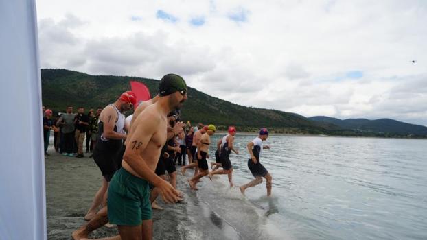 Salda Gölü'nde sporla doğa el ele: Mücadeleler nefes kesti