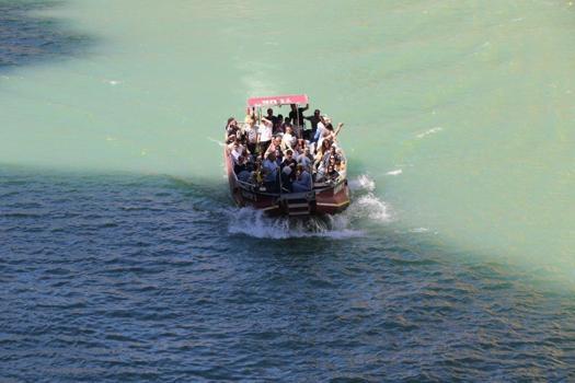 Karanlık Kanyon'da yapılan zipline ve tekne turu turistlerin vazgeçilmezi