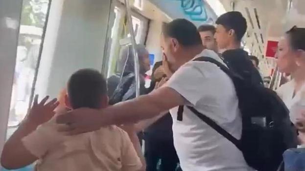 Marmaray'daki yumruk olayının öncesinde ne oldu! Görgü tanığı gazeteci Fuat Kozluklu tek tek anlattı;  5-6 dakika söylendi, genç kızı ağlattı