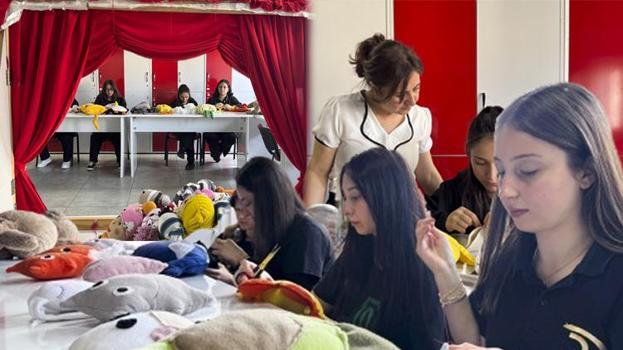 Minik kalplere yaptıkları oyuncaklarla sarılıyorlar! Liseli öğrenciler hasta çocuklara umut oluyor
