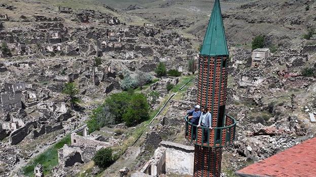 Kayseri'de minare 'gözetleme kulesi' oldu! 40 yıldır buraya gelip geçmişi izliyorlar