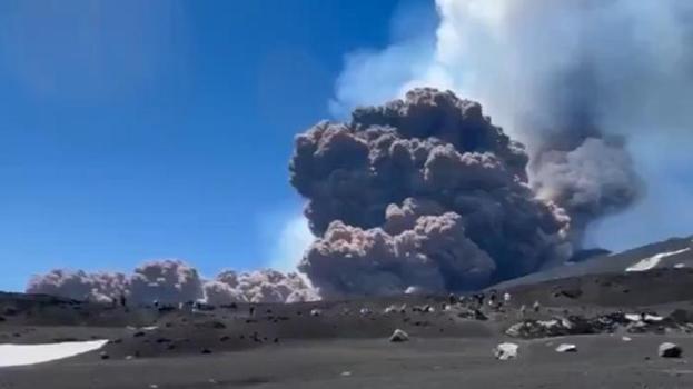 Etna Yanardağı patladı! Kül ve lav püskürttü