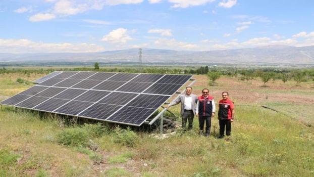 Erzincan'da kurduğu meyve bahçesinde teknolojiden faydalanıyor