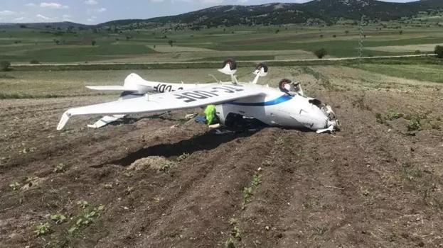 Bilecik'te eğitim uçağı zorunlu iniş yaptı! Pilot yaralandı