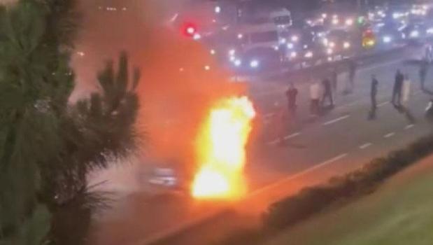 İstanbul Kağıthane’de korku dolu anlar! kaza yapan otomobil alev alev yandı patlamalar oldu