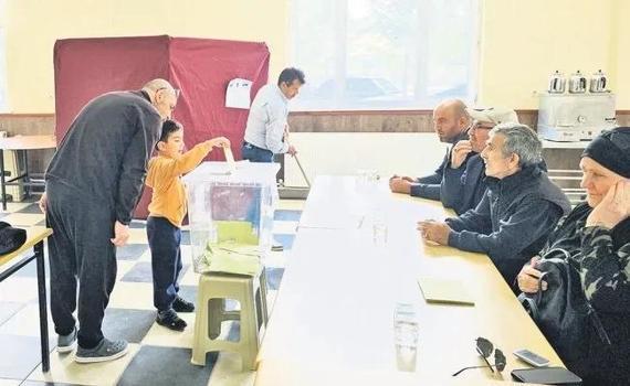 Kendine oy vermeyi unuttu! Muhtarlık seçimini kurayla kazandı