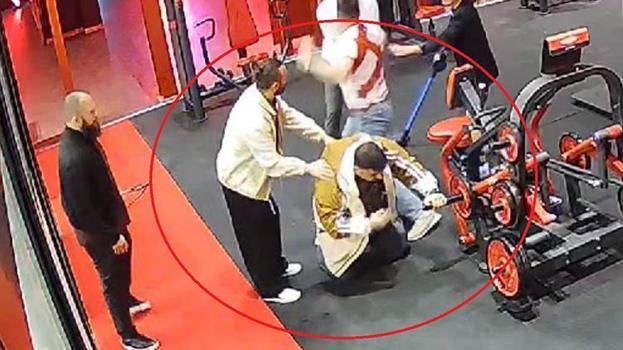 ‘Vur' emri kamerada! Bursa'da silah çekip milli sporcuya saldırdılar