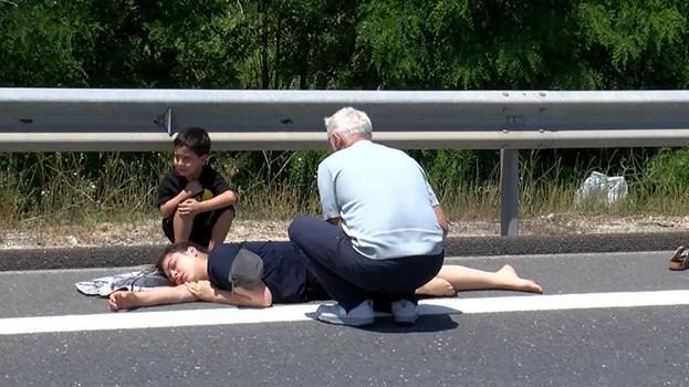 Kuzey Marmara Otoyolu'nda acı tablo! Trafik kazasında annesi yaralanan çocuk ağlayarak ambulansı bekledi