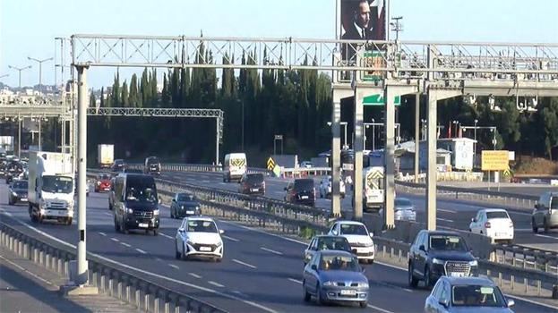 İstanbullular yola çıktı,  TEM Otoyolu'nda trafik oluştu