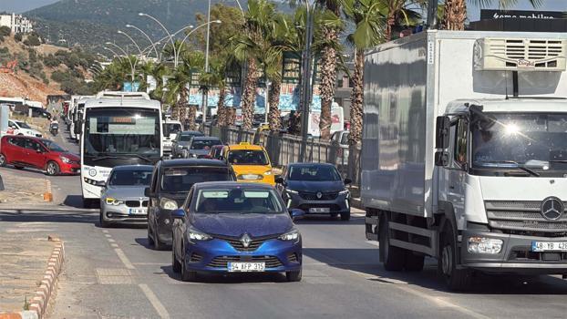 Tatilciler resmen akın etti! Bodrum’a 24 saatte 50 bin araç girdi
