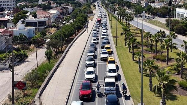 Kuşadası'na turist akını! 24 saatte 60 binden fazla araç giriş yaptı
