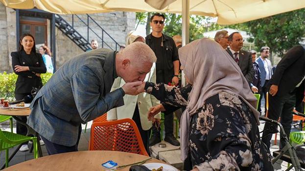 İstanbul Valisi Gül'den bayramın ilk günü anlamlı ziyaret