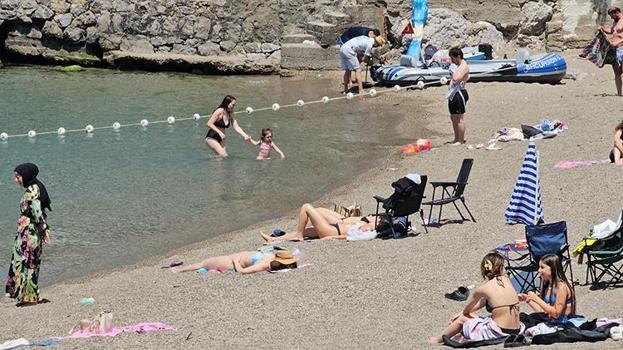 Burası ne Bodrum ne de Antalya! Bayramın ilk günü sahile akın ettiler