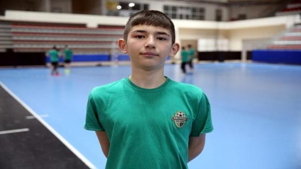 Tek eliyle hentbolda gelecek vadediyor! 14 yaşında performansı dillere düştü