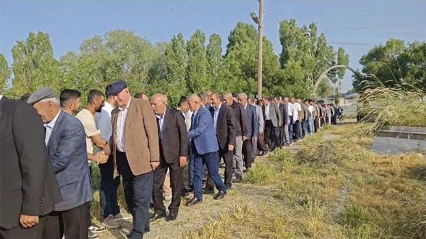 Bu da bayramlaşma kuyruğu! Muş'ta gelenek bozulmadı