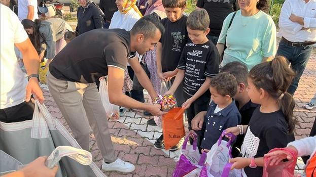 Kumluca'da yıllardır aynı gelenek sürüyor! Çocuklar bayramlıklarını giyip camiye koşuyor