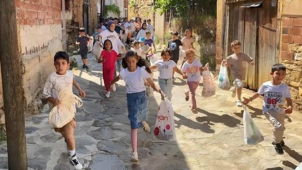 Bursa'da 700 yıllık bayram geleneği! Arefe gününden başlıyor, çocuklar kapı kapı dolaşıp 'Adak' topluyor