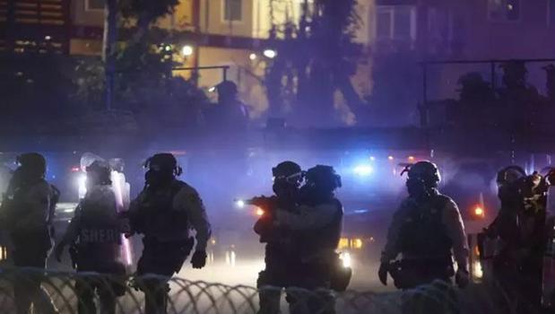 ABD'de protestolar büyüdü, Trump federal yetkilerini devreye soktu! 2 bin muhafız göreve çağrıldı
