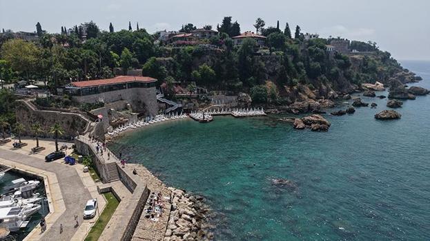 Antalya'nın gözde plajı Mermerli'de şezlong krizi! Halk tepkisi sonuç verdi, fiyatlar yarıya indi