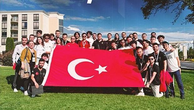 Türk gençlerinin ABD'deki başarısına Selçuk Bayraktar'dan mesaj: Köklerden göklere, tebrikler TEKNOFEST kuşağı