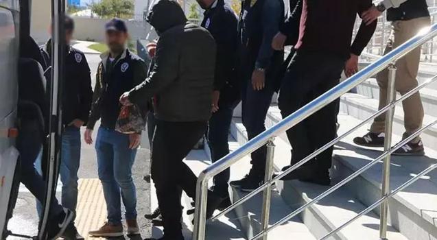 Bakan Yerlikaya açıkladı! 98 göçmen kaçakçılığı organizatörü tutuklandı