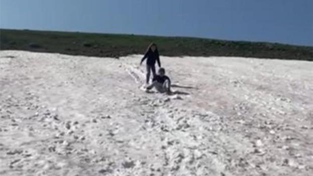 Yazın ortasında lapa lapa kar yağdı! Her yer beyaza büründü