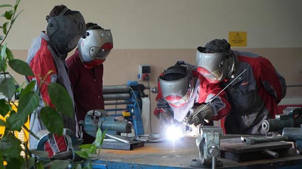 Bu meslek lisesi öğrencilerin koluna altın bileziği takmadan bırakmıyor! Fabrika gibi üretiyorlar