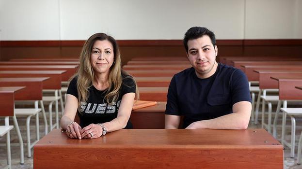 Evde anne dışarıda okul arkadaşı! Konya'da bir torun sahibi kadın, yıllarca ertelediği hayalini oğluyla beraber gerçekleştiriyor