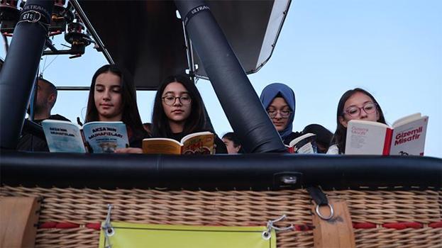 Kapadokya'da öğretmen ve öğrenciler gökyüzünde kitap okudu