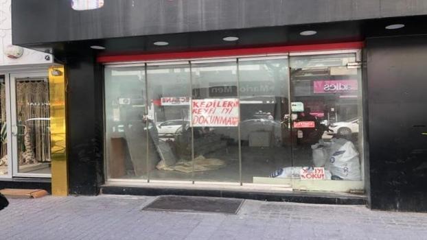 Bir mahalle vitrindeki notla haberleşiyor! Dükkan sahibi cama yapıştırdı, vatandaşlar cevap verdi