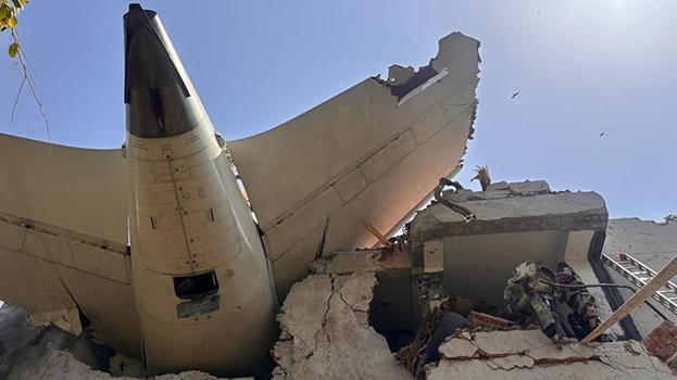 Hindistan'da yolcu uçağı düştü: 204 kişinin cansız bedenine ulaşıldı