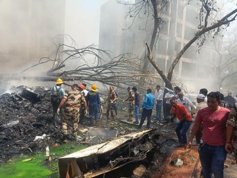 Hindistan'da 242 kişinin bulunduğu uçak düştü! Bir yolcu kazadan kurtuldu