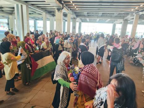 Madleen Gemisi'nde alıkonulan Şuayb Ordu ve Yasemin Acar Berlin'e geldi