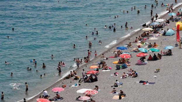 Antalya'da LGS'den çıkanlar denize koştu! 35 derecelik sıcaklığa rağmen plaj dolup taştı