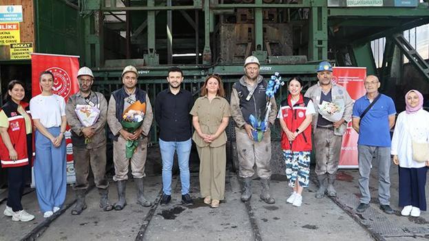 En anlamlı kutlama! Zonguldak'ta çocuklar Babalar Gününü maden ocağının önünde kutladı